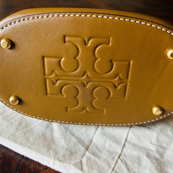 Tory Burch T Monogram Bucket Bag Hazelnut - Picture 4 of 6